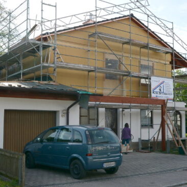 Eine Aufstockung realisiert durch die Zimmerei Steinberger im unverputztenRohbau. Gerüst ist noch vorhanden und Teil eines Kranes ist zu sehen