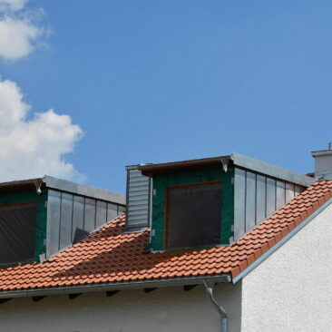 Aussenansicht eines Daches mit neuen Dachgauben vor blauem Himmel