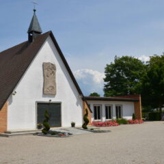 Kapelle auf dem Friedhof Geisenfeld. Ein Nurdachhaus realisiert durch die Zimmerei Steinberger aus Nötting