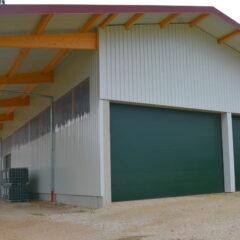 Hopfenhalle: Holzdachkonstruktion, 2 grüne Tore, seitliche Fensterreihe
