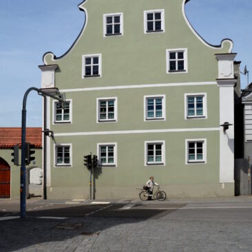 Mitgrüne Fassade des historischen Pfarrhoses in Geisenfeld