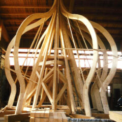 Holzgerüst des Zwiebelturms von Au in der Abbundhalle der Zimmerei Steinberger